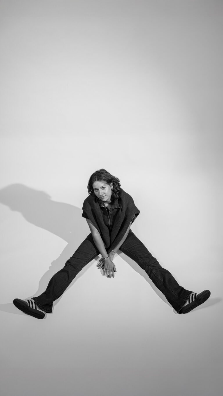 Vanessa am Boden sitzend